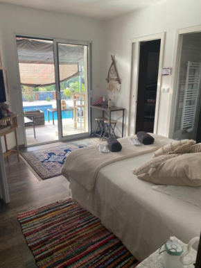Le Bassin bleu cosy sous les pins